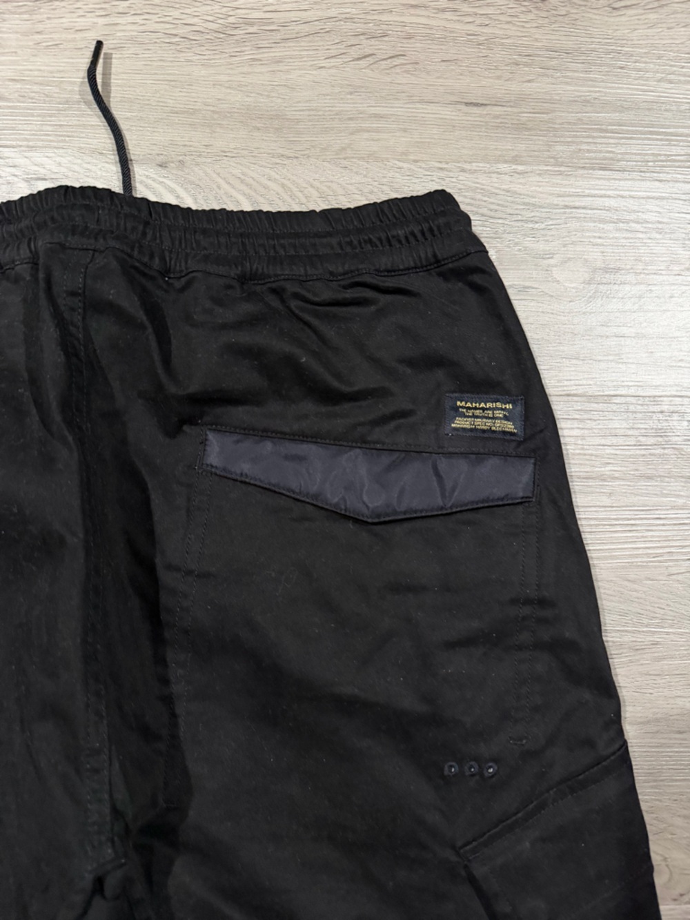 MAHARISHI LOOSE CROPPED CARGO PANTS - BLACK Black - Casual Utility Style - Picture 7 of 9
